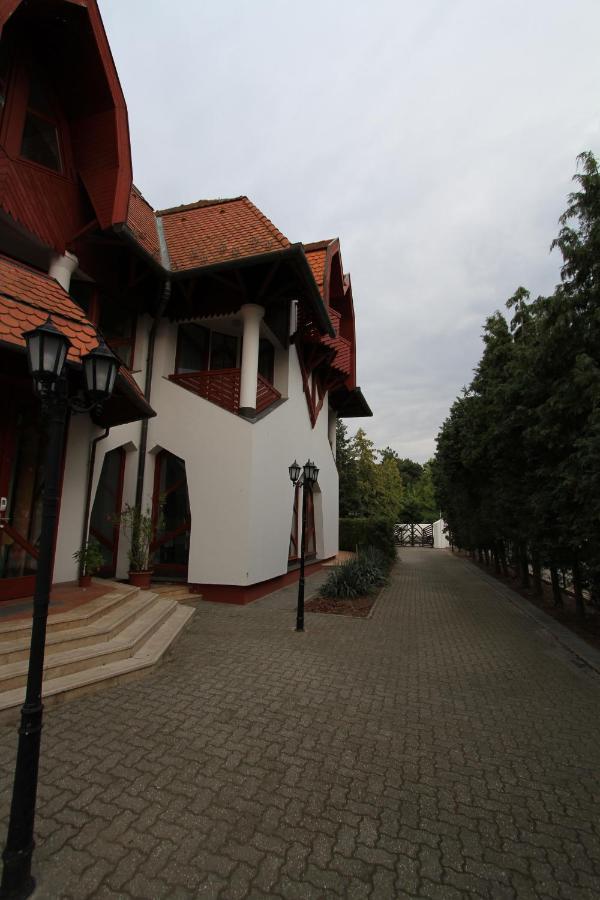 Grantek Ueduelohaz Hotel Balatonlelle Exterior photo