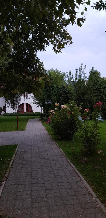 Grantek Ueduelohaz Hotel Balatonlelle Exterior photo