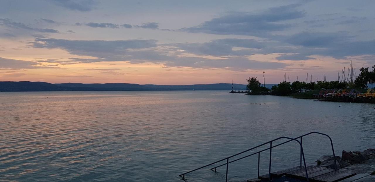 Grantek Ueduelohaz Hotel Balatonlelle Exterior photo